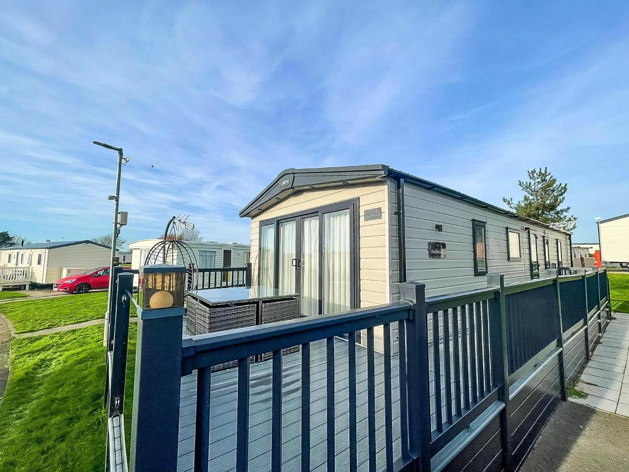 Stunning 8 Berth Caravan With Decking At Kessingland Beach Ref 90017D Benacre Exterior photo